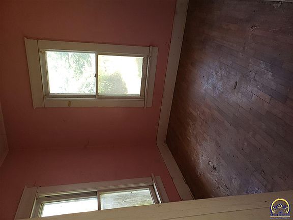 3rd image of 1122 NE Winfield Ave