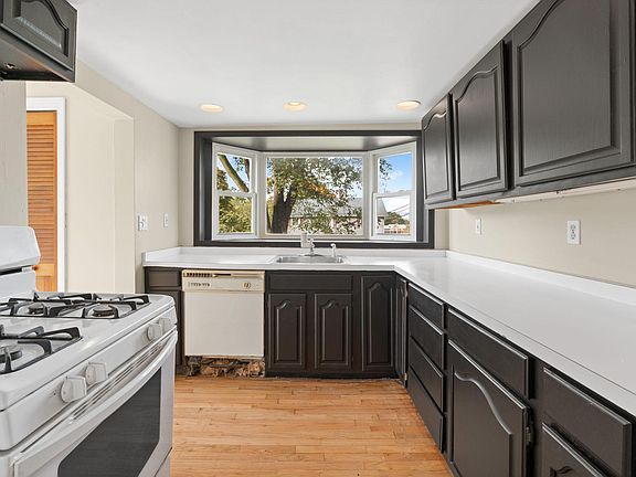 5th image of 59 Oak St