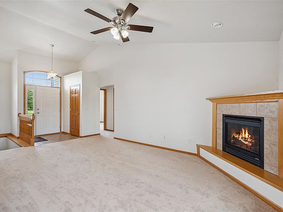 5th image of 955 Fox Valley Dr