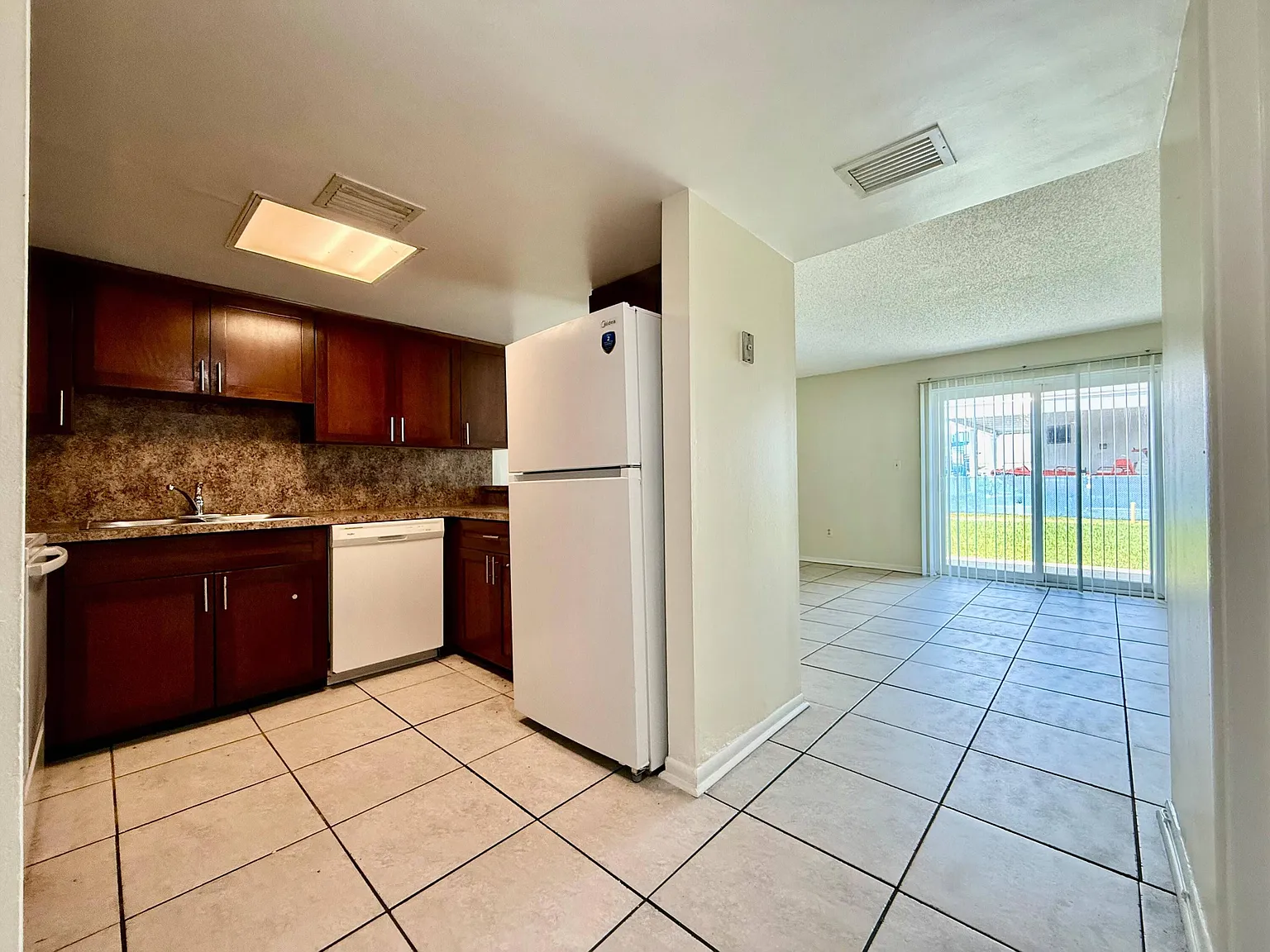 3 bed, 2.5 bath, 1650 sqft, $2,700 — Photo 2