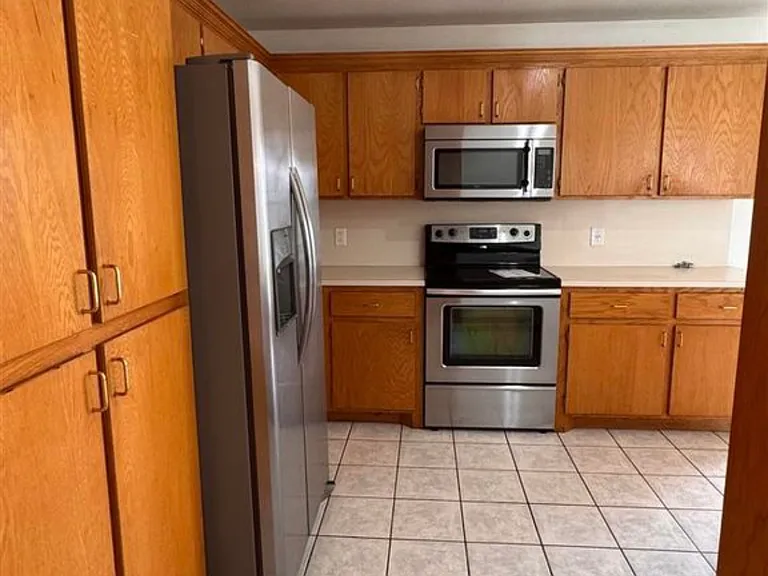118 SE Churchill Way — Photo 4