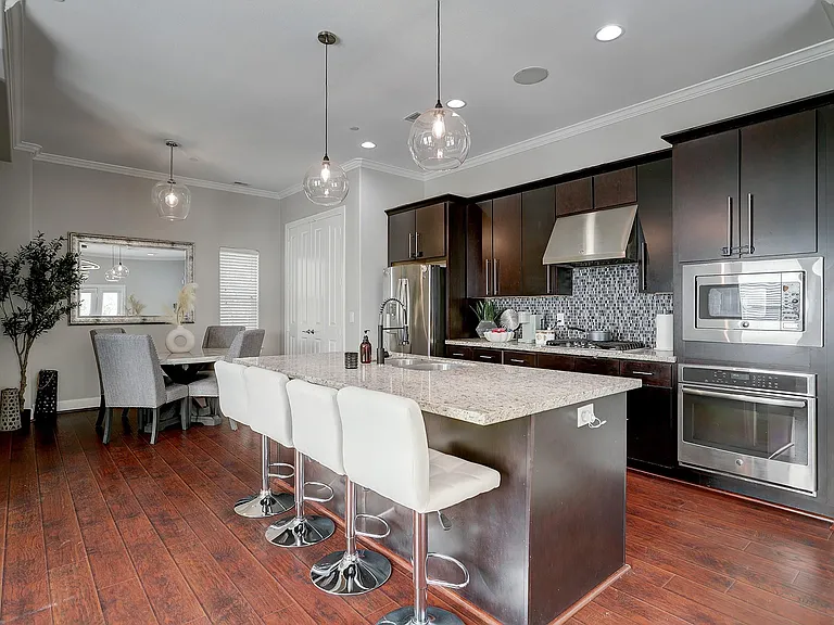 1206 Cushing St — Photo 7