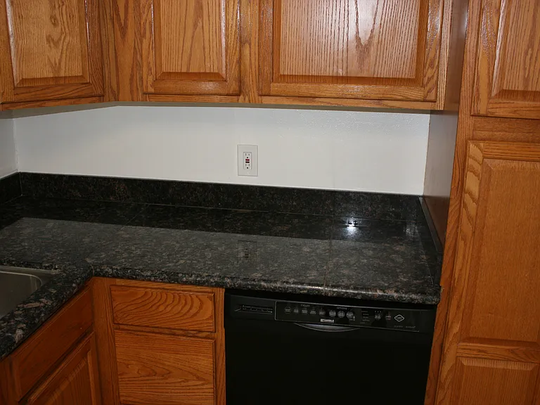 1460 Oxford Way — Photo 7