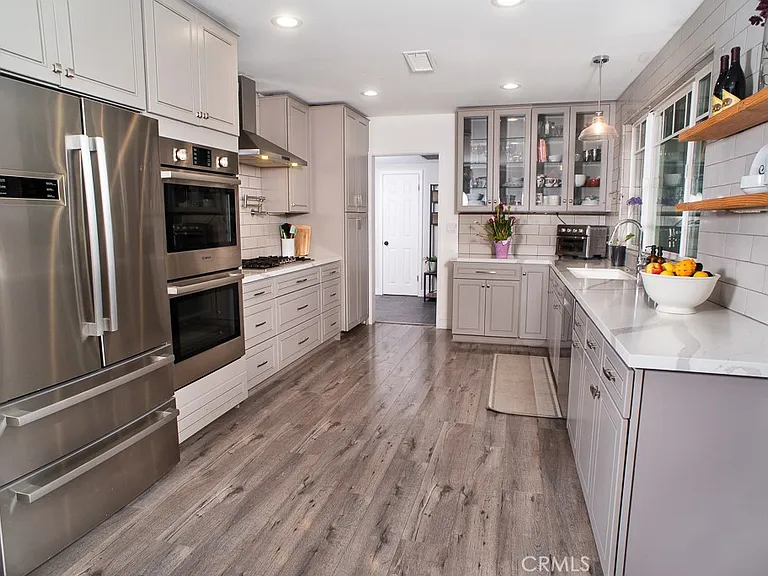 17249 Raymer St — Photo 3