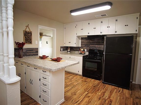 3rd image of 3011 S Llewellyn Ave