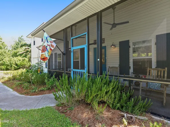 400 Turner St, Waveland, MS 39576
