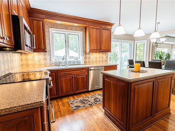 5th image of 487 Sandystone Cir