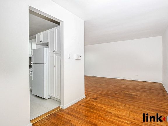 2nd image of 3555 Oxford Ave APT 4E