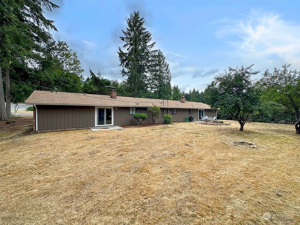 Spacious Shared Yard>