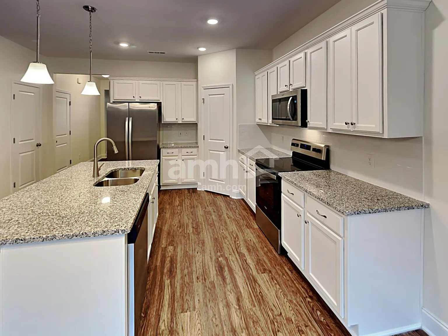 4 bed, 2.5 bath, 2297 sqft, $2,585 — Photo 3