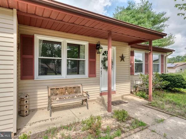 5 Greenmeadow Ln, Manchester Township, NJ 08759