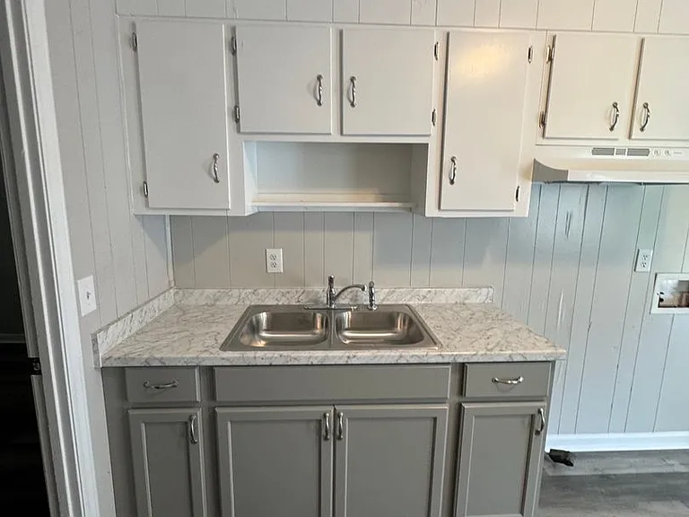 2212 Hart St — Photo 1