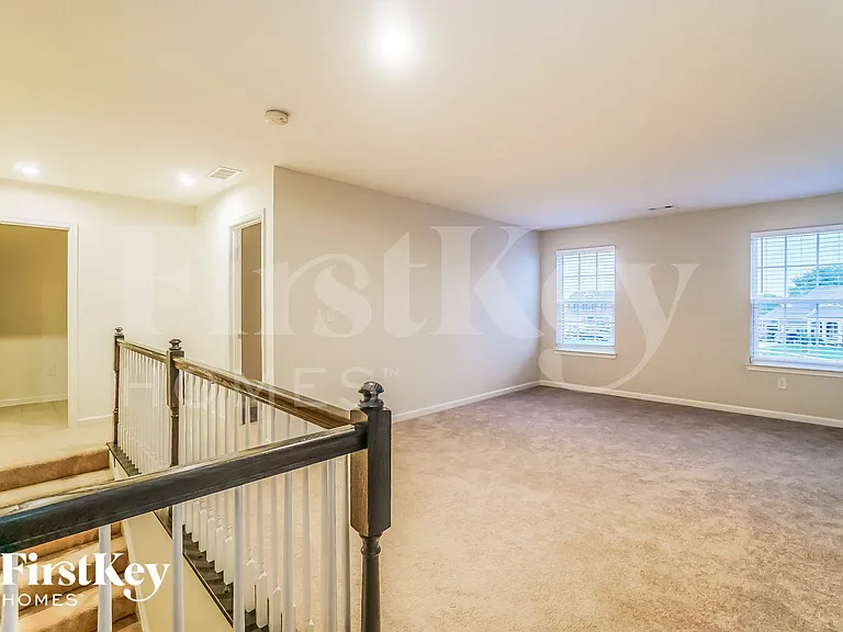 717 Wallace Dr — Photo 8