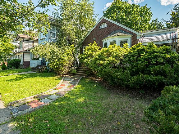 4th image of 258 Parker Ave