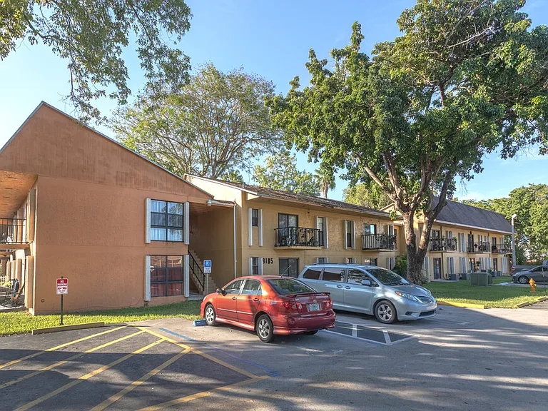 Tennis Villas Apartments — Photo 12