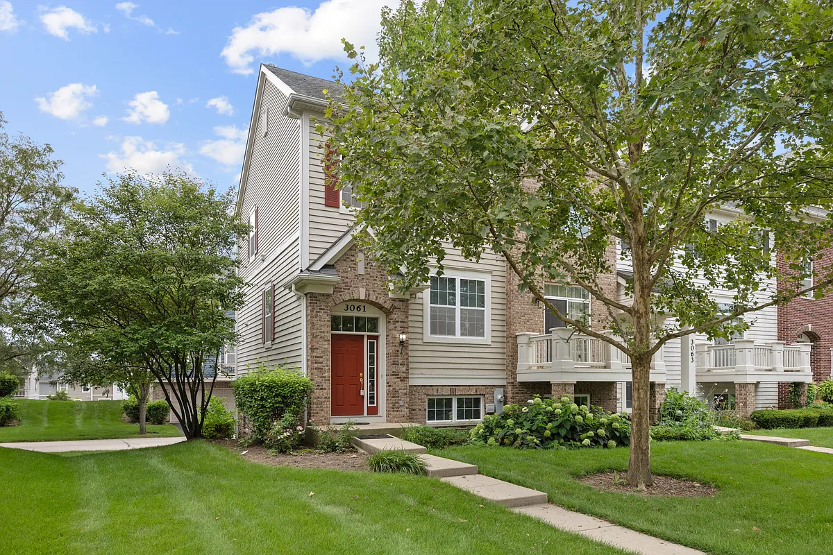3 bed, 2.5 bath, 2275 sqft, $2,800 — Photo 2