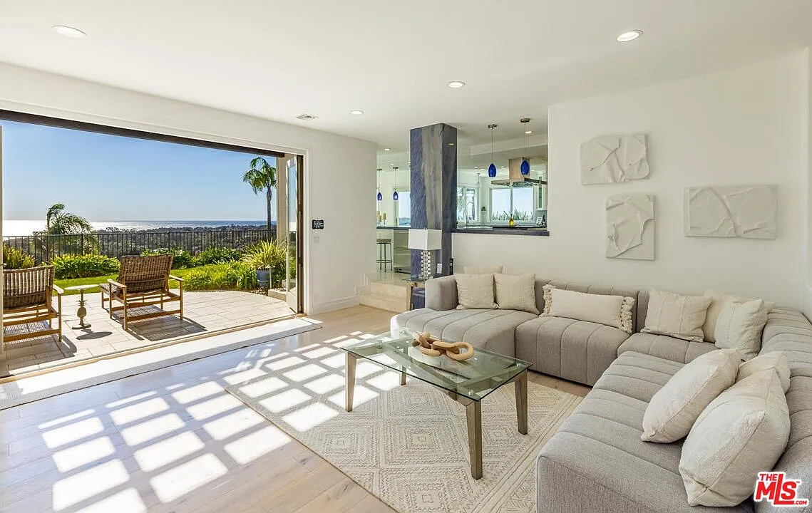 4 bed, 5.0 bath, 5922 sqft, $30,000 — Photo 2