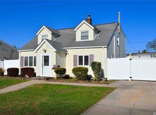 39 Cove Ln, Levittown, NY