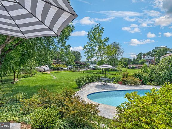 2nd image of 4709 Dolphin Ln