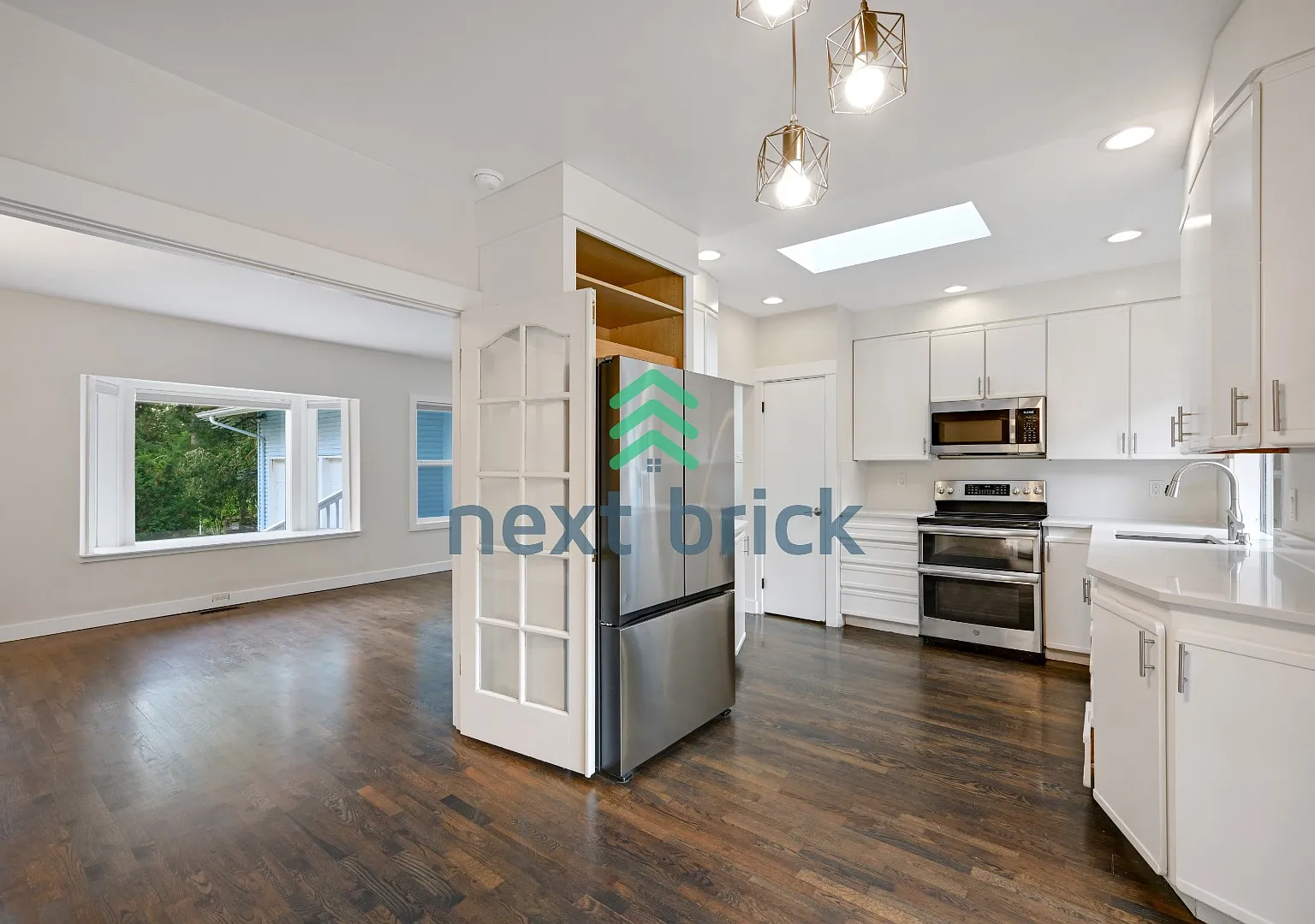 "Charming Bellevue 4-Bed Oasis with 2 Baths - Spacious 1560 Sq Ft Retreat!" — Photo 3