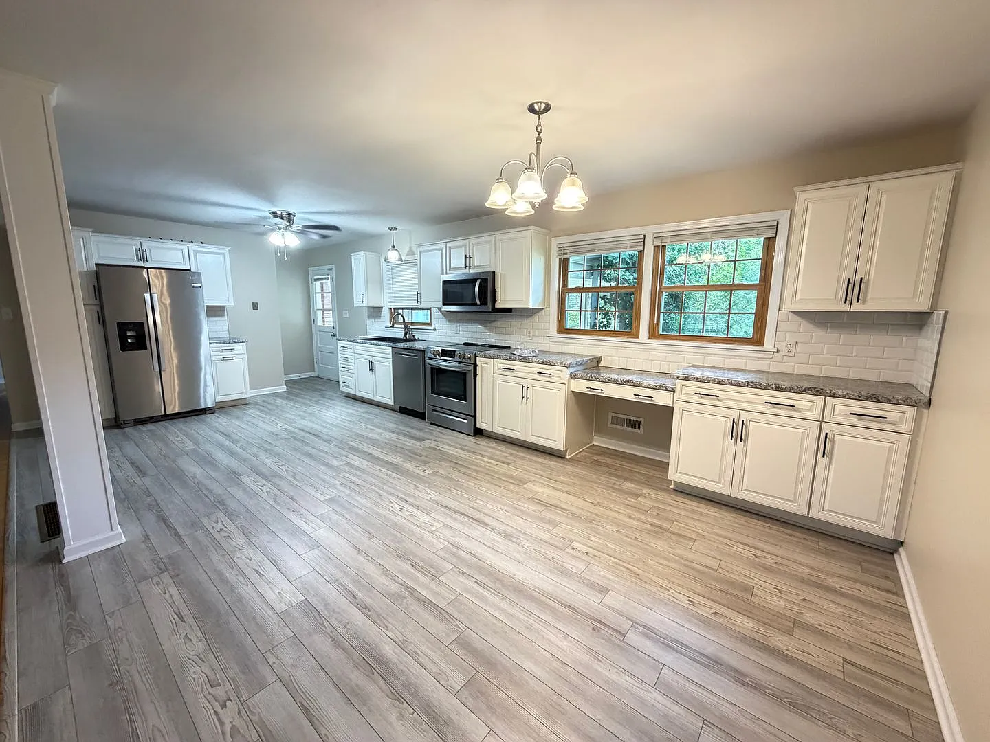 Miraculous 3 Bedroom And 2.5 Bath House!! — Photo 4