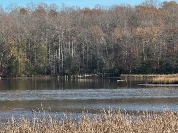 15 Holly Point Dr, Montross, VA 22520