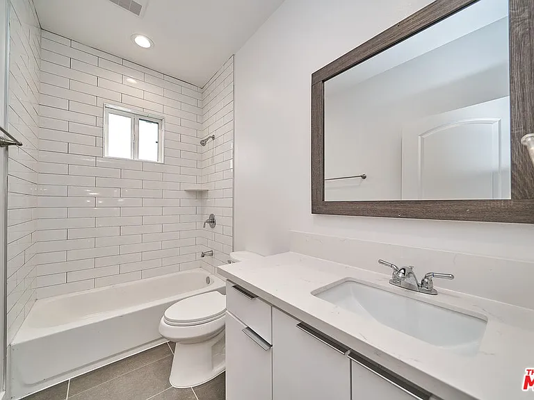 601 W 41st Pl — Photo 22