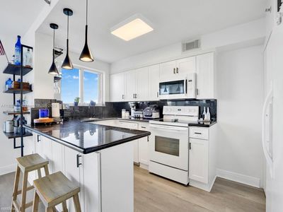 2457 Collins Ave APT 1406, Miami Beach, FL, 33140