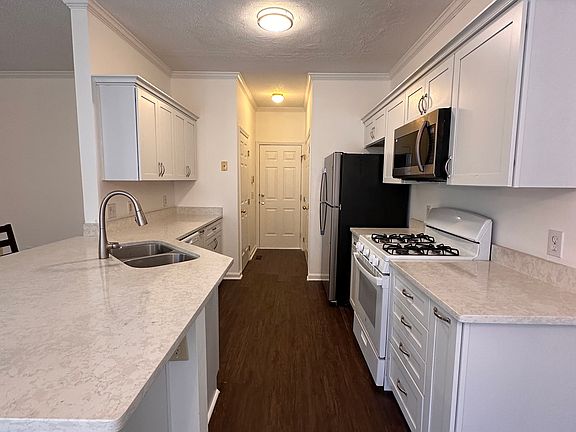 3rd image of 4400 Moss Spring Dr