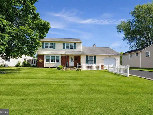 1091 Log College Dr, Warminster, PA 18974