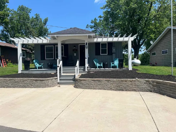 9938 Shawondassee Dr, Dubuque, IA 52003