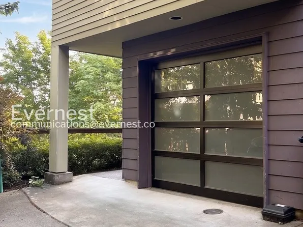 560 McGraw St, Seattle, WA 98109