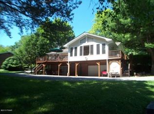 572 Twin Lakes Rd, Shohola, PA 18458