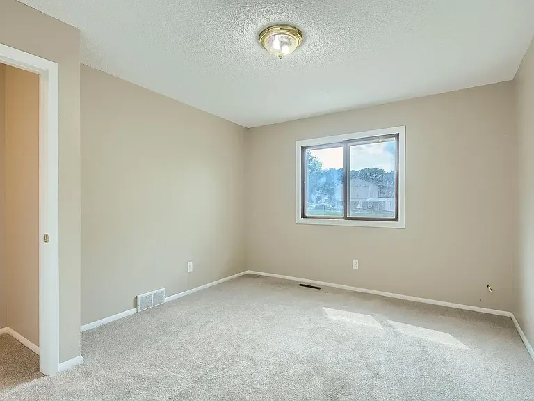 6220 Kirkwood Ln N — Photo 7