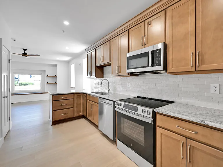 132 E Market St #101 — Photo 6