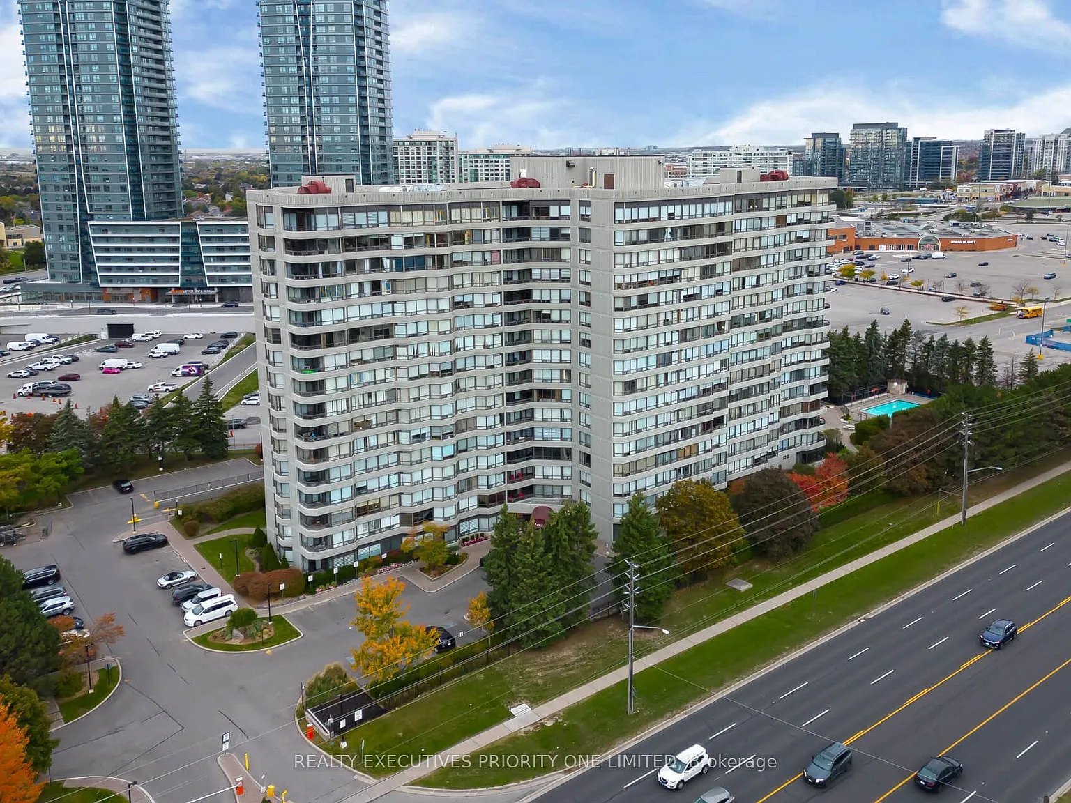 7460 Bathurst St — Photo 1