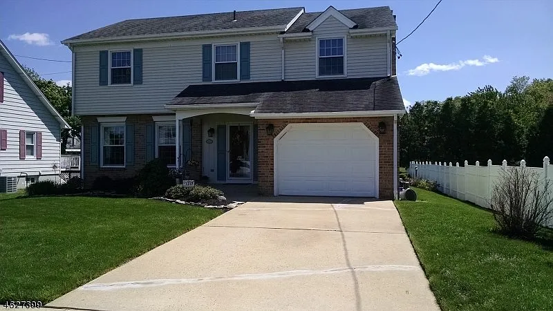 1319 Gress St photo 1