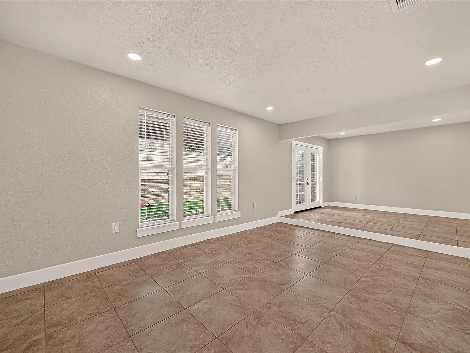 4 bed, 3.0 bath, 2837 sqft, $2,750 — Photo 3