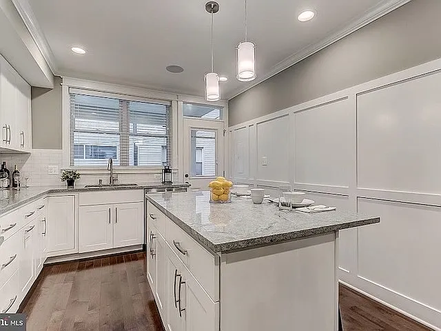 3426 Dillon St — Photo 3