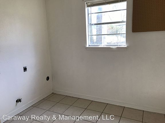 4th image of 636 Kings Towne Pl