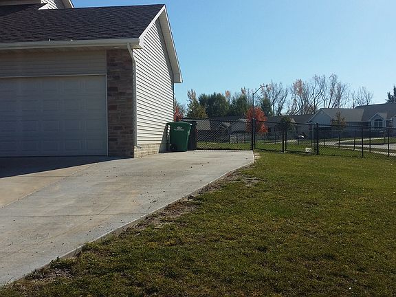 3rd image of 2027 NW Lakeside Dr