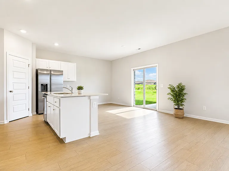 135 Whitner Dr — Photo 3