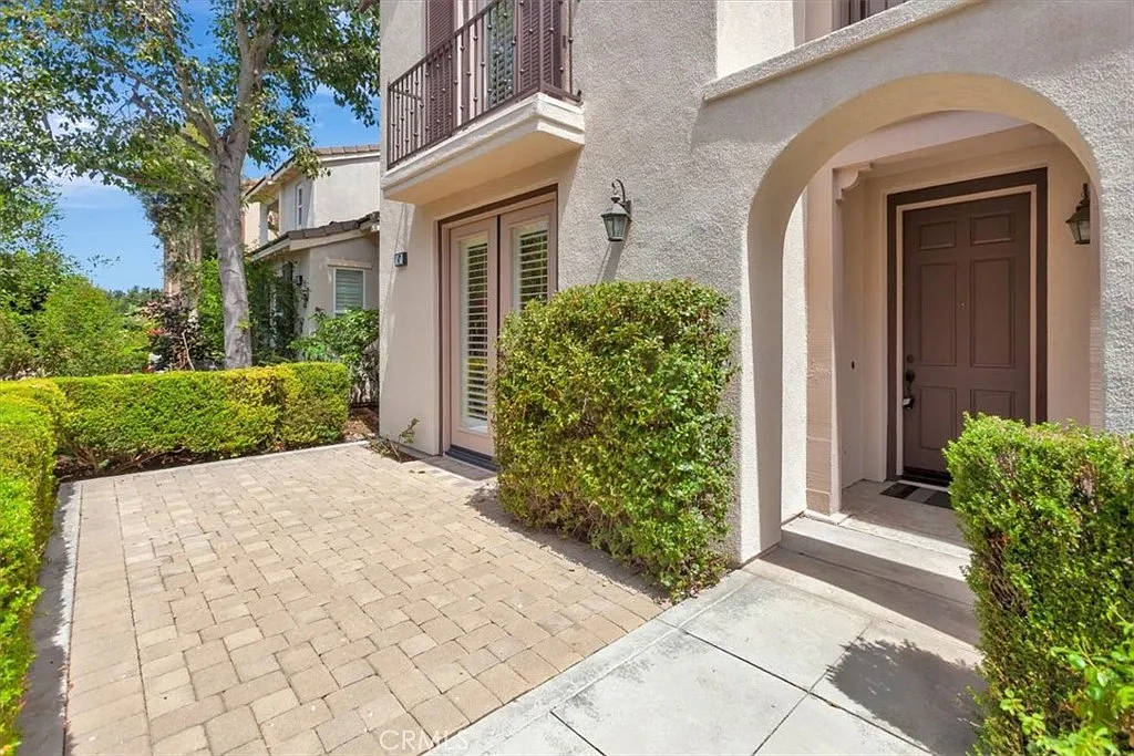 3 bed, 2.5 bath, 2009 sqft, $5,350 — Photo 3