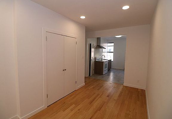 4th image of 120 Bedford Ave APT 4R