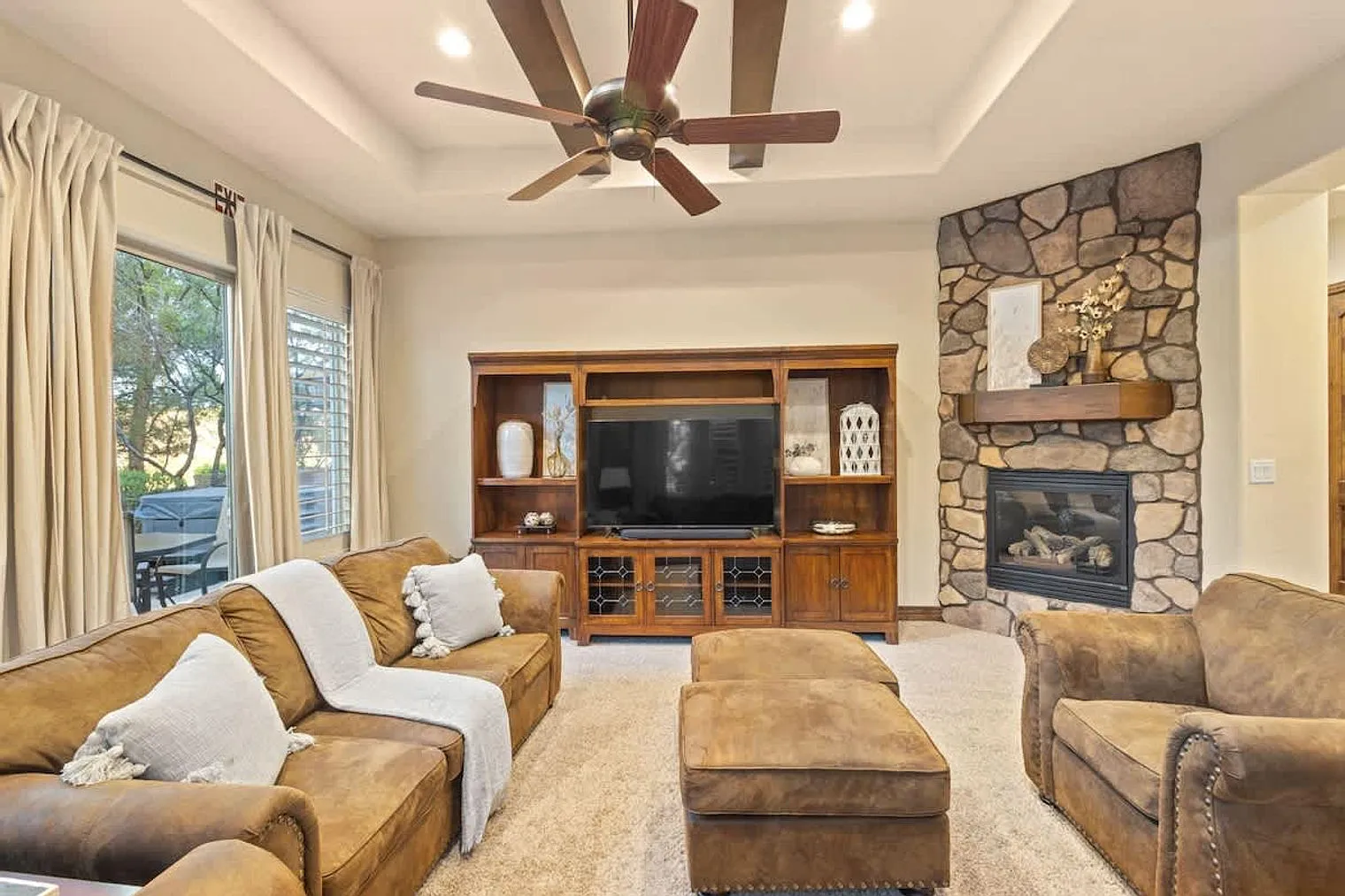 3 bed, 2.0 bath, 1937 sqft, $3,575 — Photo 3