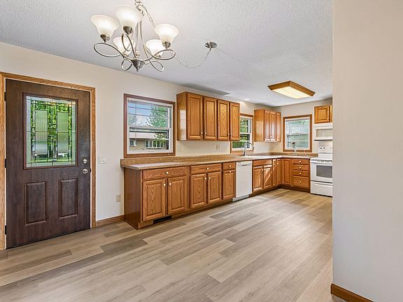 5th image of 868 Oakwood Dr