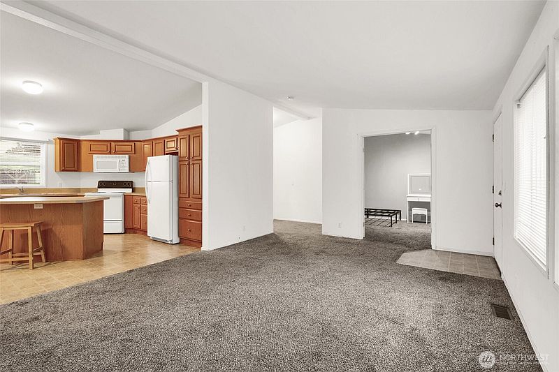 4th image of 4815 NE Airway Drive #121