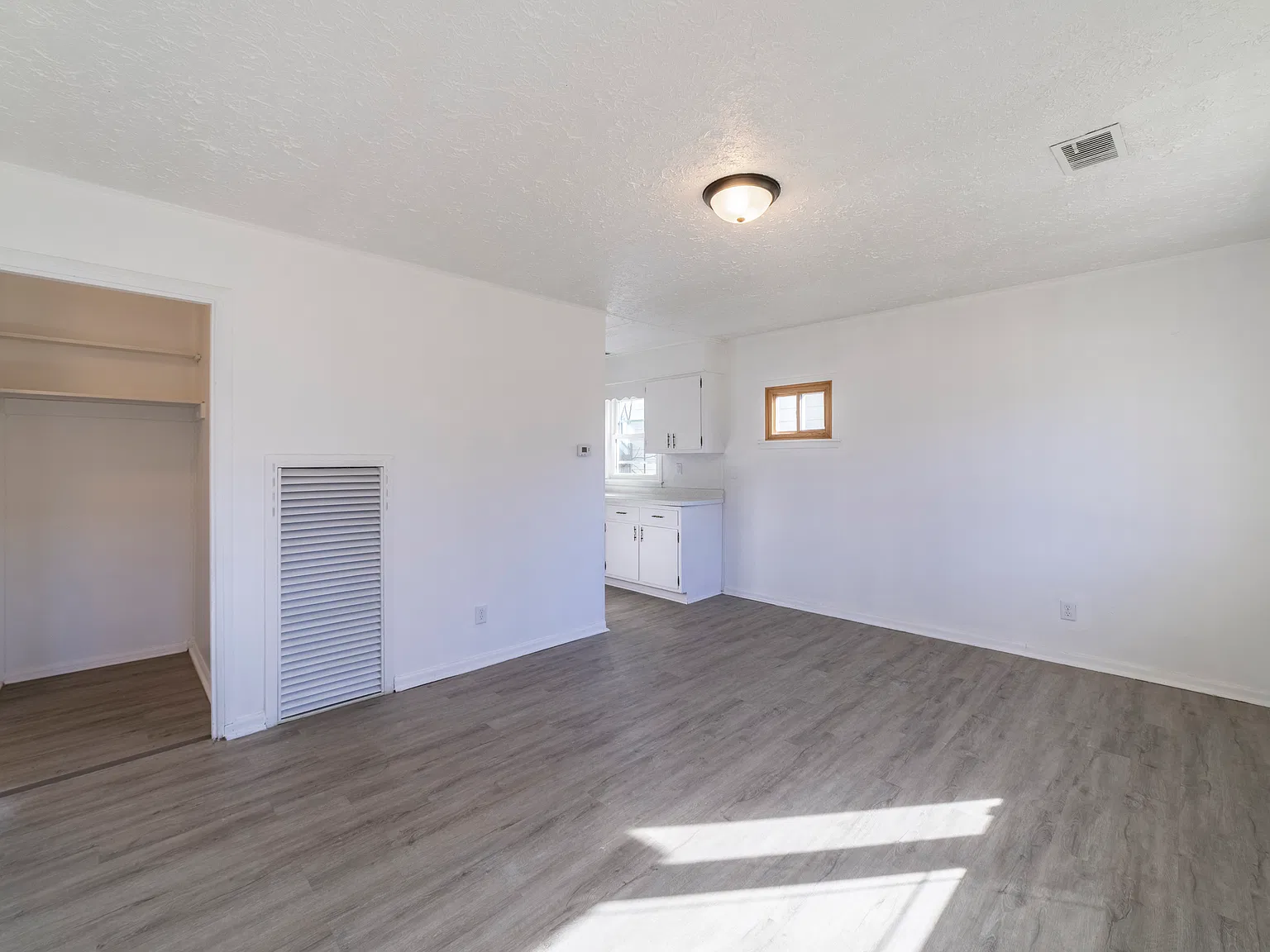 3 bed, 1092 sqft, $2,100 — Photo 4
