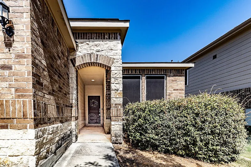 3 bed, 2.0 bath, 1641 sqft, $2,097 — Photo 4