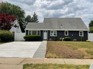 42 Tanager Ln, Levittown, NY 11756